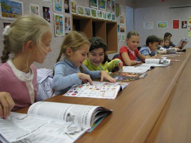 В Сыктывкаре открылась выставка рисунков читателей "Радуги"